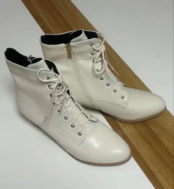 미사용 새상품 화이트 가죽 레이스업 부츠