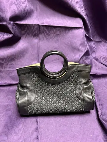 링 핸들 블랙 메쉬 핸드백