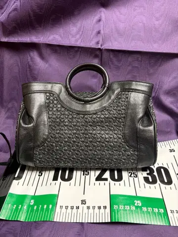 링 핸들 블랙 메쉬 핸드백