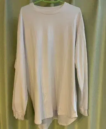 화이트 긴팔 T셔츠