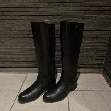 블랙 롱 부츠 사이드 버튼 포함