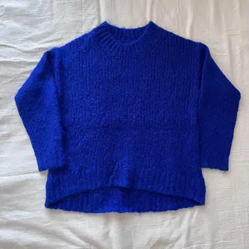 파란색의 넉넉한 니트 스웨터