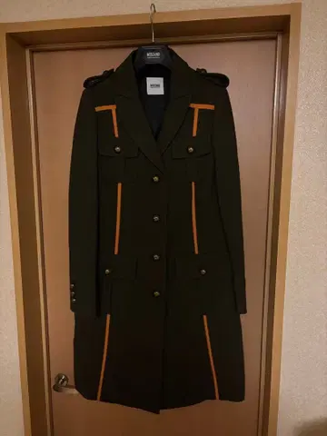MOSCHINO 밀리터리풍 체스터 코트