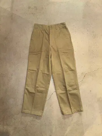 GUNG HO 베이지 트라우저 치노 팬츠 백 포켓 부착