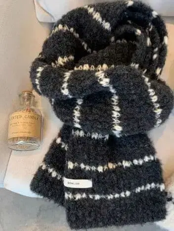 니트 머플러 블랙 계열 심플 패턴