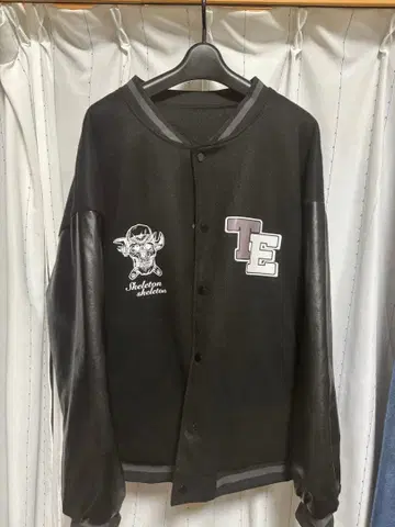 스켈레톤 디자인 바시티 자켓