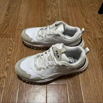 [ 이달 말 판매 종료 ] FILA 화이트 스니커즈 25cm