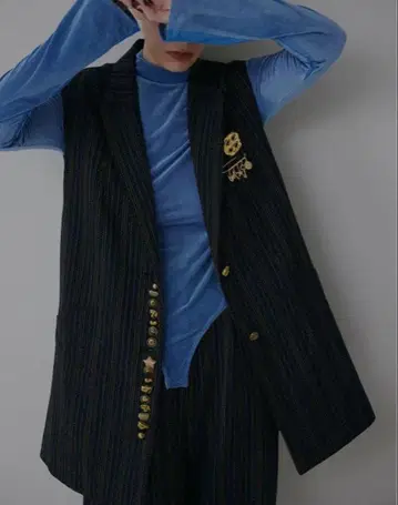 AMERI UND MANY MOTIF BUTTON VEST