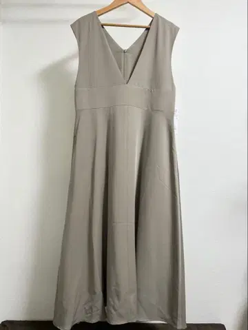 슬리브리스 V넥 A라인 원피스 베이지