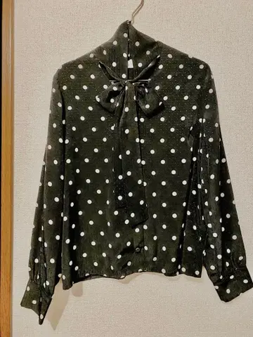 [ 미착용 ] Lily Brown 릴리 브라운 옷깃 디자인 도트 무늬