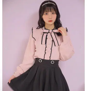 HoneyCinnamon 어깨 프릴 배색 리본 니트