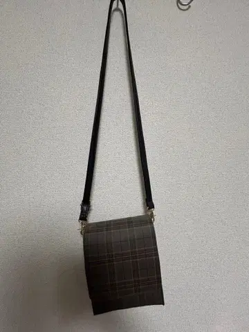 체크 무늬 숄더백