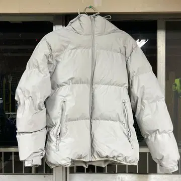 라이트 그레이 후드 부착 다운 자켓