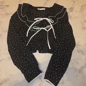 LITHAM CARAT 도트 무늬 프릴 블라우스