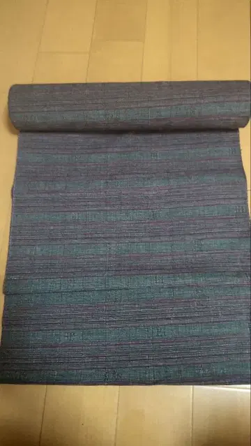 기모노 옷감 다크 그레이와 퍼플 스트라이프