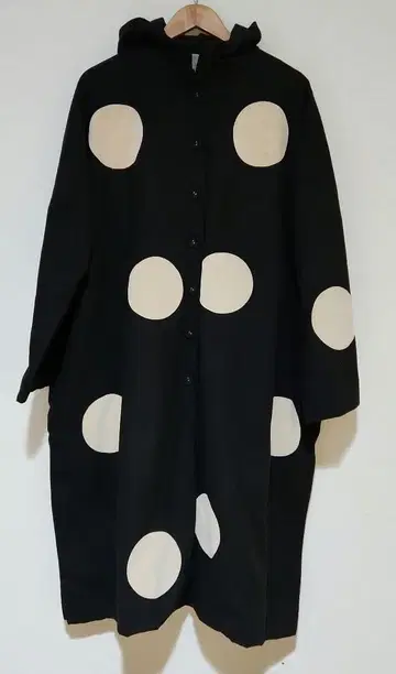 안티카 KINU 후드 부착 도트 롱 코트