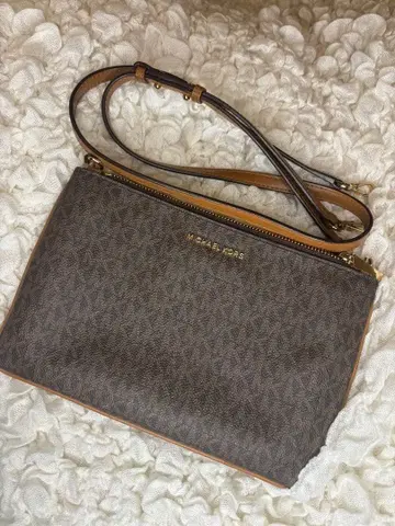 마이클 코어스 브라운 모노그램 숄더백