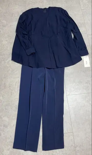 미라 오웬 프론트 턱 블라우스 x 테이퍼드 팬츠 SETUP