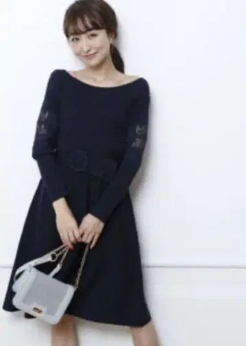 아푸와이저 리셰 레이스 자수 소매 라운드 벨트 니트 네이비 플레어 원피스