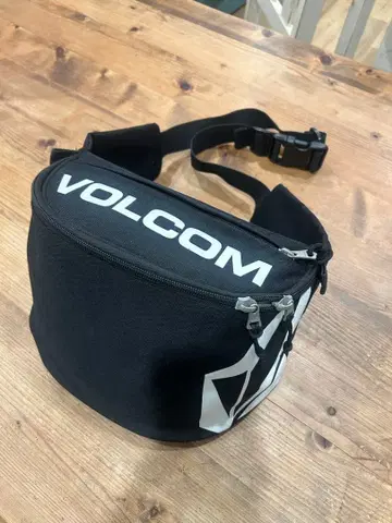 VOLCOM 바디백 블랙
