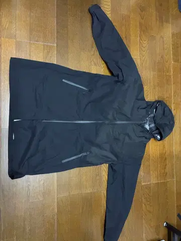 블랙 후드 부착 레인코트 백인 LL