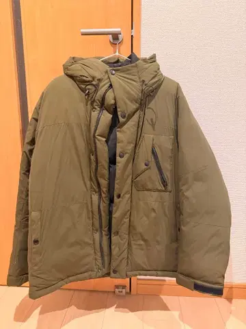 올리브 그린 후드 부착 다운 자켓