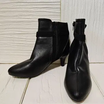 [ 무료배송 ] 블랙 인조 가죽 부티 중간 힐