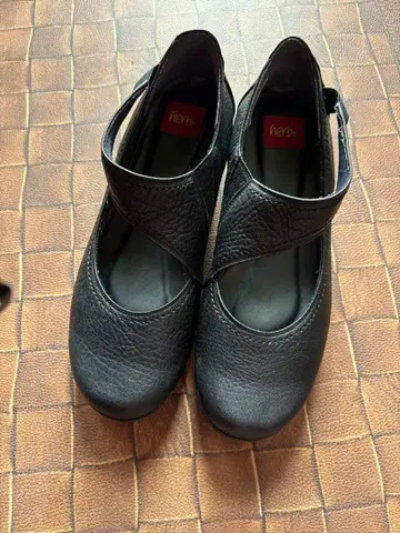 블랙 스트랩 펌프스