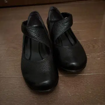 블랙 스트랩 펌프스