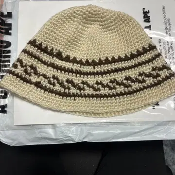 니트 모자 크림색과 브라운