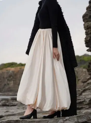 Acka balloon form satin skirt