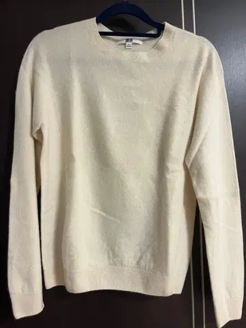 유니클로 캐시미어 100% 아이보리 크루넥 스웨터 M 사이즈