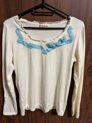 Emily Temple 아이보리 긴팔 T셔츠