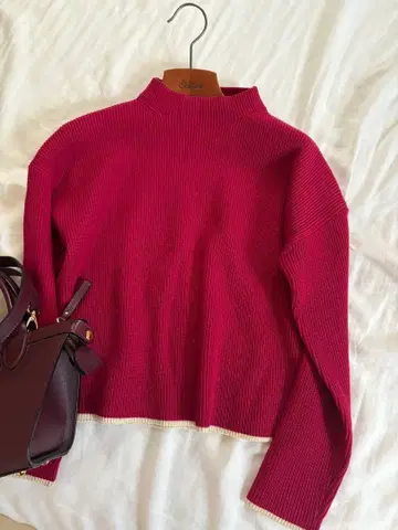 1시즌 착용 투모로우랜드 DESPRES 상의