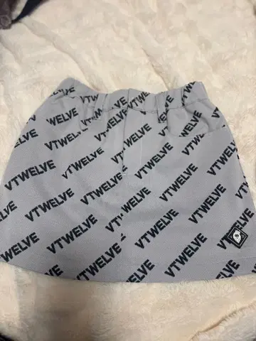 V12 로고 미니 스커트