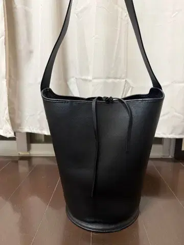 ETRE TOKYO 램 가죽 버킷 백 블랙