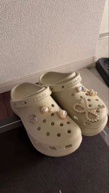 Crocs 크림색 참 포함