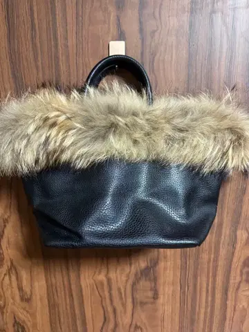 TETI 블랙 퍼 핸드백