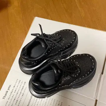 스터드 장식 블랙 스니커즈 S