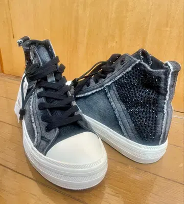 ZARA 새상품급 비쥬 장식 그레이 하이컷 스니커즈