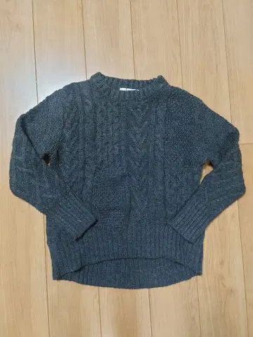 QTUME 쿠츄무 택 포함 새상품 다크 그레이 케이블 짜임 니트 스웨터