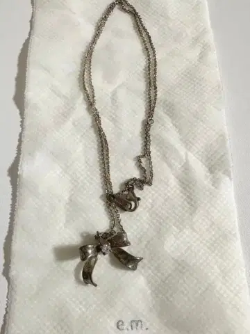 e.m. 리본 목걸이