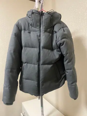 그레이 후드 부착 다운 자켓