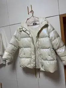 아이보리 후드 부착 다운 자켓