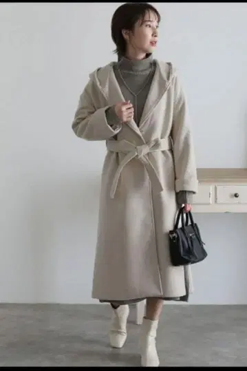 후드 부착 베이지 롱 코트