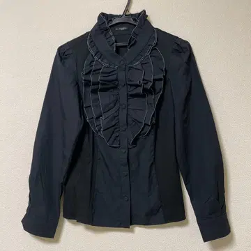 COTOO 프릴 장식 블랙 긴팔 셔츠