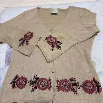 베이지 꽃무늬 자수 가디건