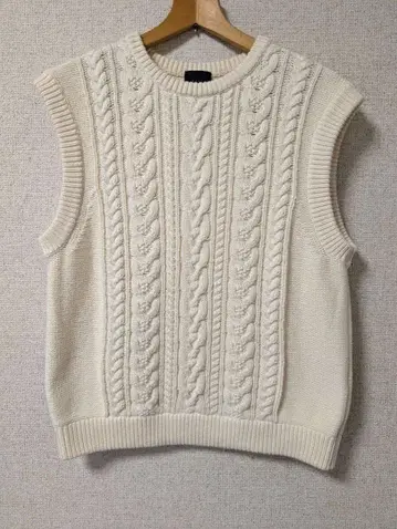 늑대와 올빼미 케이블 짜임 슬리브리스 니트 베스트