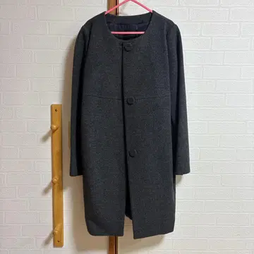 다크 그레이 롱 코트 앞면 버튼 포함
