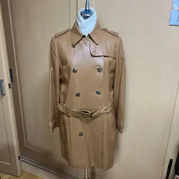 베이지 가죽 트렌치코트